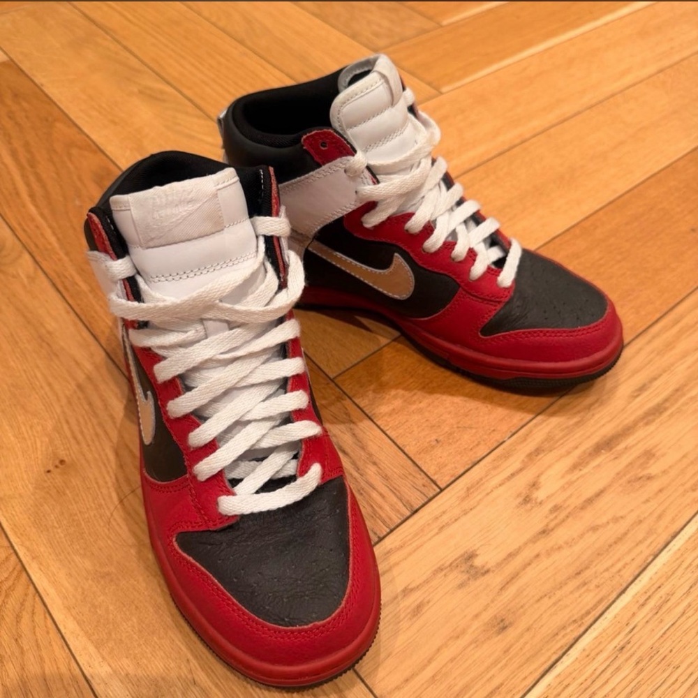 Nike Red, Black & White Dunk Sneakers with White Swoosh. Size 7!
